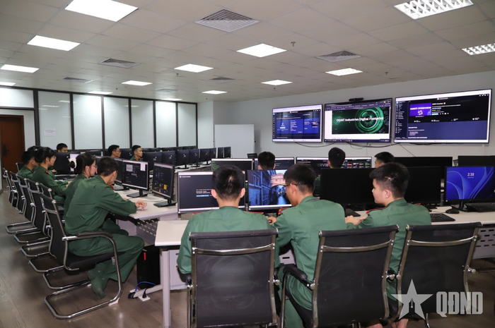  Học viên trong giờ học tại Trung tâm huấn luyện tác chiến không gian mạng, Học viện Kỹ thuật Quân sự. Ảnh: NGUYỄN THƯƠNG