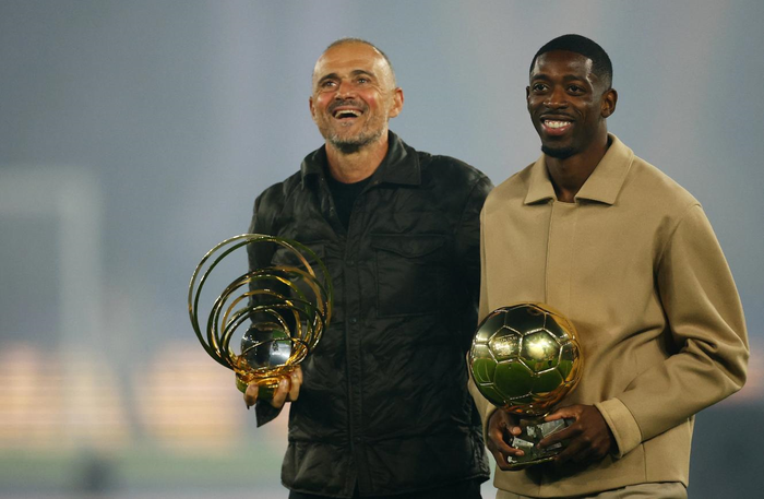  Tiền đạo Ousmane Dembele (phải) khoe Quả bóng Vàng cùng huấn luyện viên Luis Enrique. Ảnh: Reuters