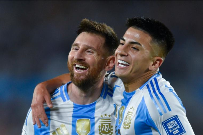 Tiền đạo Lionel Messi (trái) mừng cùng Thiago Almada trong trận thắng Bolivia ở vòng loại World Cup 2026 trên sân Monumental, Buenos Aires ngày 15-10. Ảnh: AP 