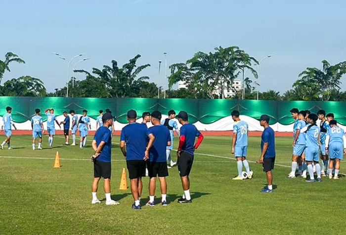  U19 Việt Nam tập buổi đầu ở Indonesia dưới thời tiết nắng gắt. Ảnh: VFF