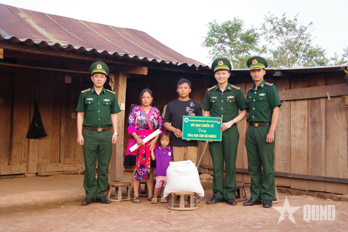  Bộ đội Biên phòng tỉnh Điện Biên trao quà tặng từ mô hình "Hũ gạo chiến sĩ".
