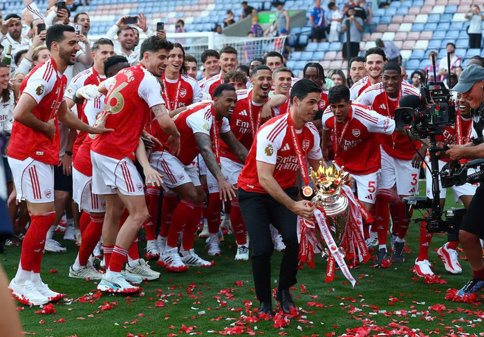 ... hay Arsenal sẽ hoàn tất cú đúp vô địch, sau khi đã bước lên đỉnh Ngoại hạng Anh sau 22 năm chờ đợi?