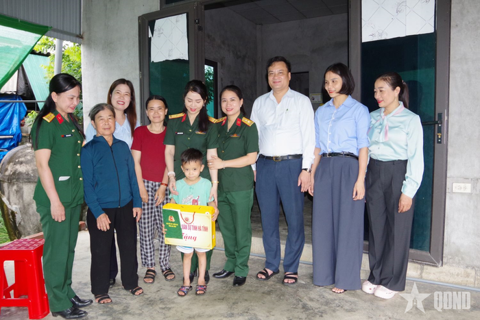 Hội Phụ nữ Bộ CHQS tỉnh Hà Tĩnh và cấp ủy, chính quyền địa phương nhận đỡ đầu, tặng quà cháu Phan Hữu Phúc, thôn Bình Dương, xã Đồng Tiến.