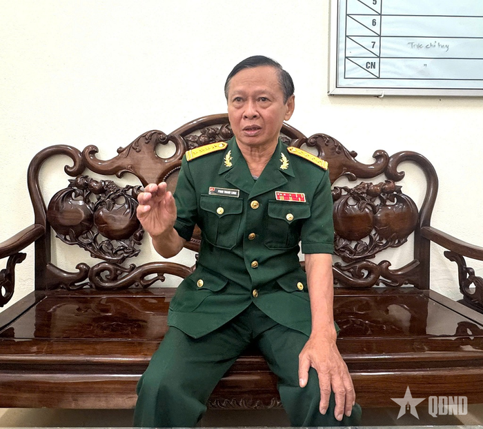  Đại tá, cựu chiến binh Phan Thanh Long kể chuyện về những năm tháng công tác tại Kho K895. Ảnh: THÁI KIÊN 