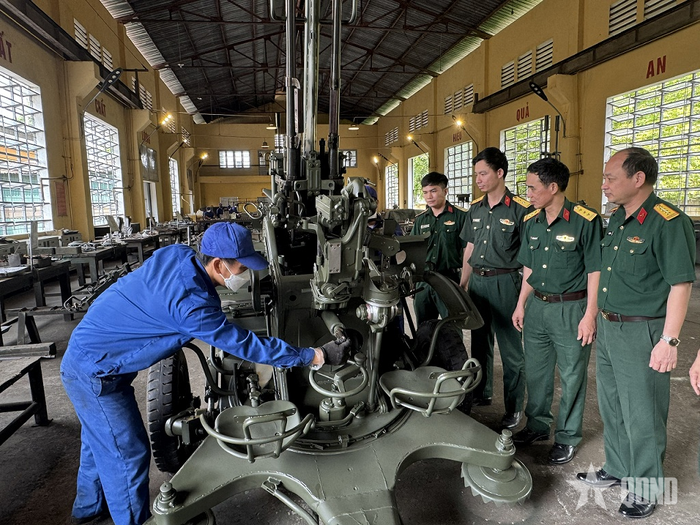 Lãnh đạo, chỉ huy Kho K895 (Cục Quân khí, Tổng cục Hậu cần-Kỹ thuật) kiểm tra thợ bảo dưỡng pháo phòng không 23mm tại Xưởng Bảo dưỡng, sửa chữa Kho K895. 