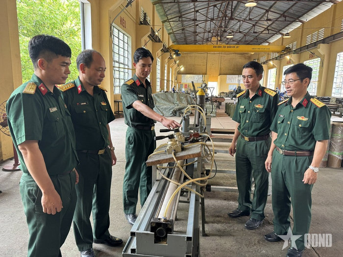 Lãnh đạo, chỉ huy Kho K895 (Cục Quân khí, Tổng cục Hậu cần-Kỹ thuật) tham quan sáng kiến cải tiến kỹ thuật tại Xưởng Bảo dưỡng, sửa chữa Kho K895. Ảnh: THÁI KIÊN