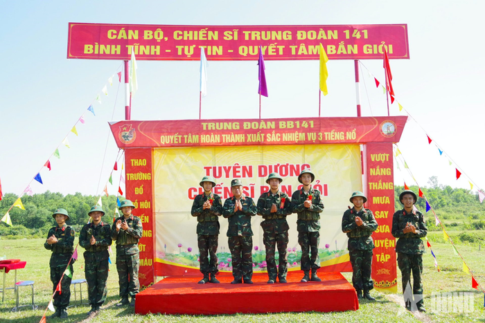 Lãnh đạo Trung đoàn 141 tặng hoa bắn giỏi. 