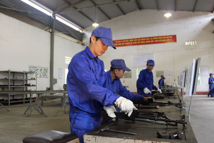 Quy trình bảo quản súng tiểu liên AK tại Xưởng X78, Cục Hậu cần-Kỹ thuật Quân khu 2. Ảnh: HỒNG SÁNG