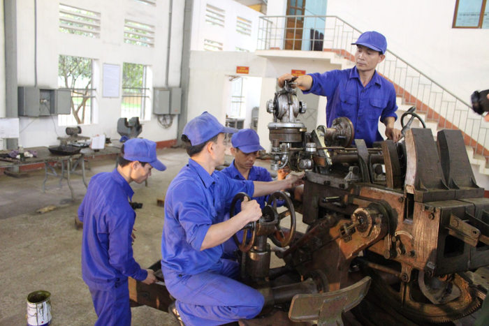 Hoạt động bảo quản, bảo dưỡng vũ khí trang bị kỹ thuật tại Xưởng X78 (Cục Hậu cần-Kỹ thuật) Quân khu 2. Ảnh: HỒNG SÁNG