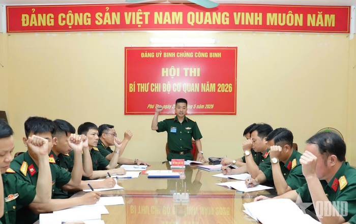 Cán bộ dự thi thực hành nội dung điều hành sinh hoạt chi bộ.