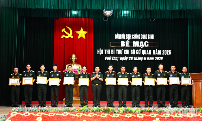 Thủ trưởng Binh chủng Công binh trao giấy khen tặng các cá nhân đoạt giải trong hội thi.