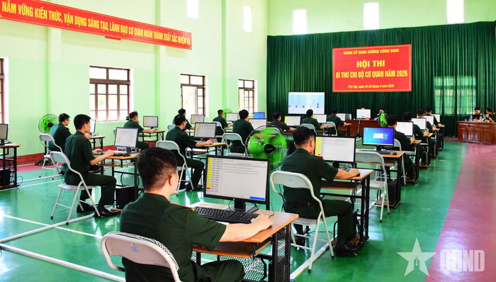 Cán bộ dự thi tham gia phần thi nhận thức.