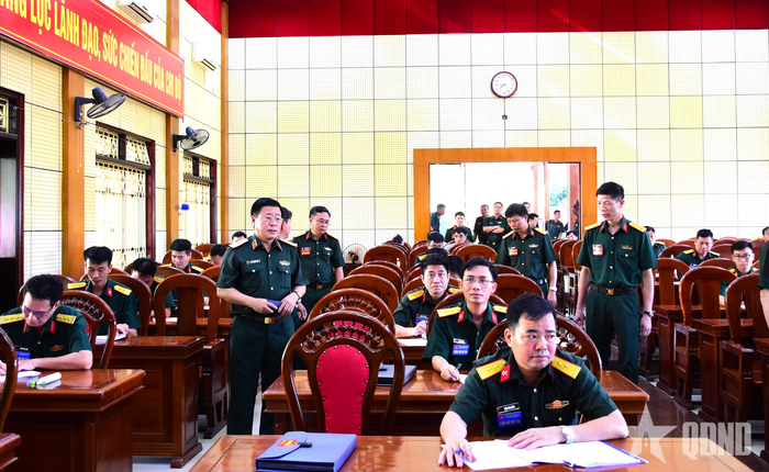 Thủ trưởng Binh chủng Công binh và Ban tổ chức theo dõi cán bộ dự thi thực hành viết dự thảo nghị quyết lãnh đạo tháng của chi bộ.