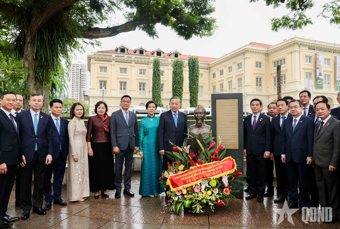  Tổng Bí thư, Chủ tịch nước Tô Lâm và phu nhân cùng Đoàn đại biểu cấp cao Việt Nam dâng hoa tưởng niệm Chủ tịch Hồ Chí Minh tại Singapore. Ảnh: NAM KHÁNH 