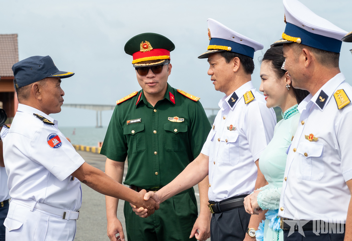 Chuẩn đô đốc In Sokhemra (bên trái) bắt tay Đại tá Lại Hồng Đông tại lễ đón.