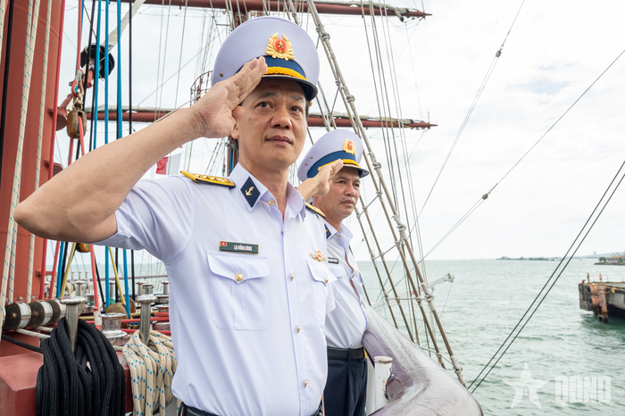  Đại tá Lại Hồng Đông và các thành viên đoàn công tác thực hiện nghi thức chào cảng. 