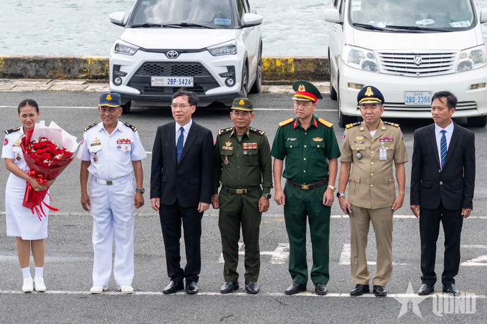 Các đại biểu đón đoàn công tác Hải quân nhân dân Việt Nam.