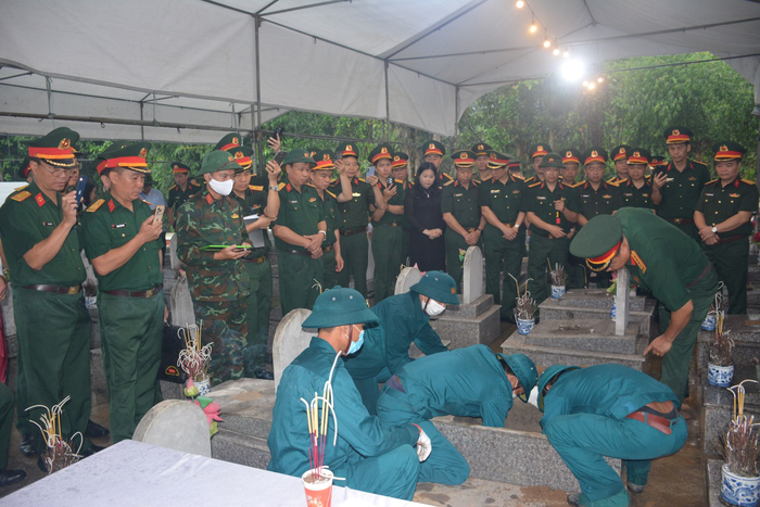 Các đại biểu tham quan quá trình khai quật, lấy mẫu sinh phẩm để xác định danh tính hài cốt liệt sĩ.