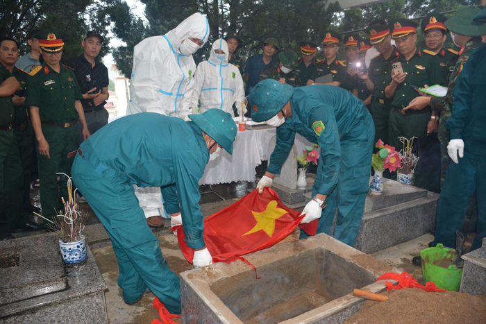 Việc lấy mẫu sinh phẩm được đội công tác triển khai thực hiện một cách thận trọng, đúng quy trình.