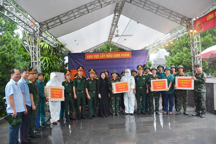  Lãnh đạo Ban Chỉ đạo Quân khu 2 và Ban Chỉ đạo tỉnh Lào Cai trao quà tặng các đội công tác. 