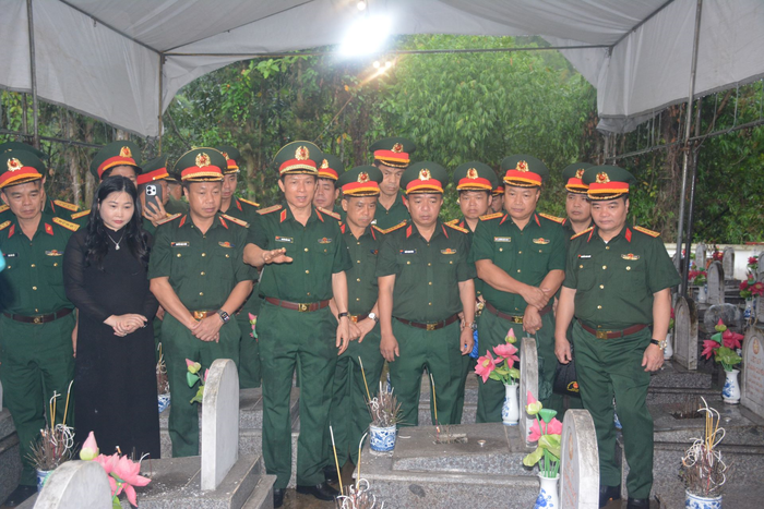 Thiếu tướng Nguyễn Hồng Thái, Phó chính ủy, Trưởng ban Chỉ đạo Quân khu 2 và lãnh đạo tỉnh Lào Cai trực tiếp chỉ đạo công tác lấy mẫu sinh phẩm.