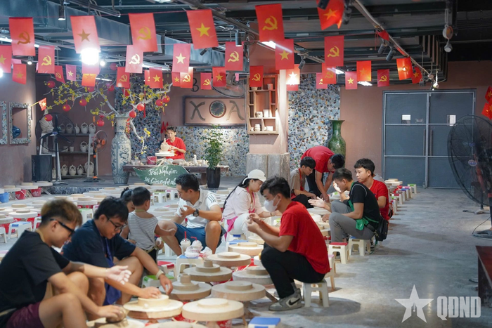  Du khách trải nghiệm làm gốm tại làng nghề gốm sứ Bát Tràng, Hà Nội. Ảnh: PHƯƠNG THÚY 