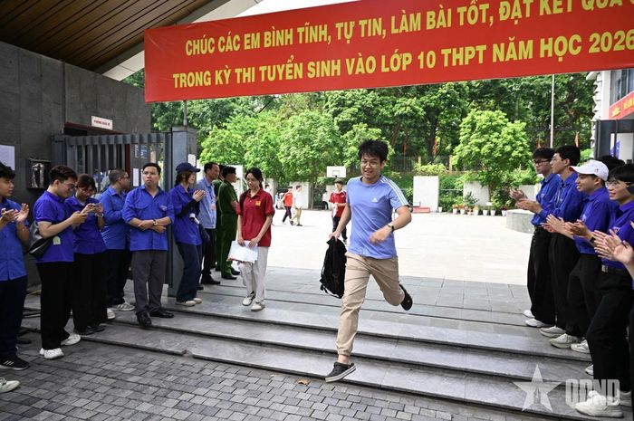 Rạng rỡ sau khi hoàn thành bài thi. Ảnh: THÁI HƯNG