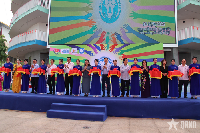 Các đại biểu cắt băng khai mạc Ngày hội “Kết nối nhân ái vì trẻ em”.