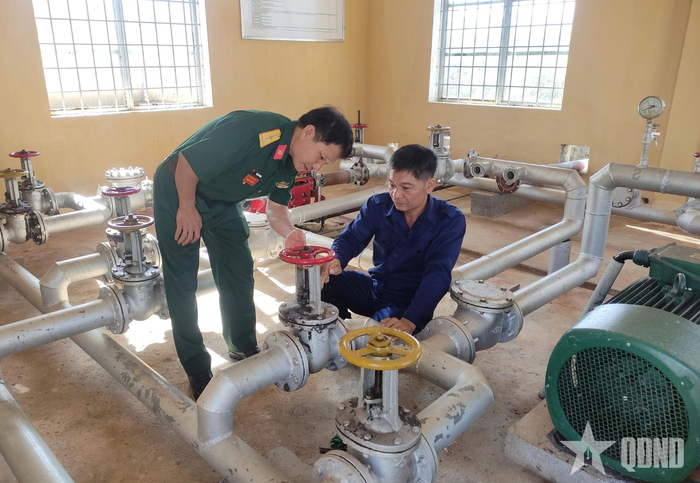 Thiếu tá QNCN Phạm Hồng Thắng (bên phải) kiểm tra hệ thống đường ống dẫn nhiên liệu của đơn vị.