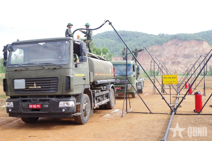  Kho 182 tổ chức cấp phát nhiên liệu trong điều kiện dã chiến. 