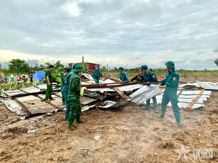 Bộ đội, dân quân và các lực lượng hỗ trợ người dân xã biên giới Ia Lốp, tỉnh Đắk Lắk khắc phục hậu quả dông lốc. 