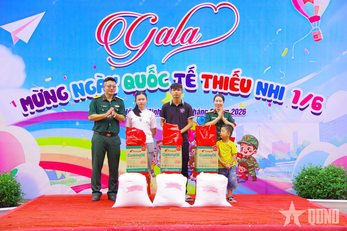 Trao quà tặng các cháu mồ côi do ảnh hưởng của đại dịch Covid-19.