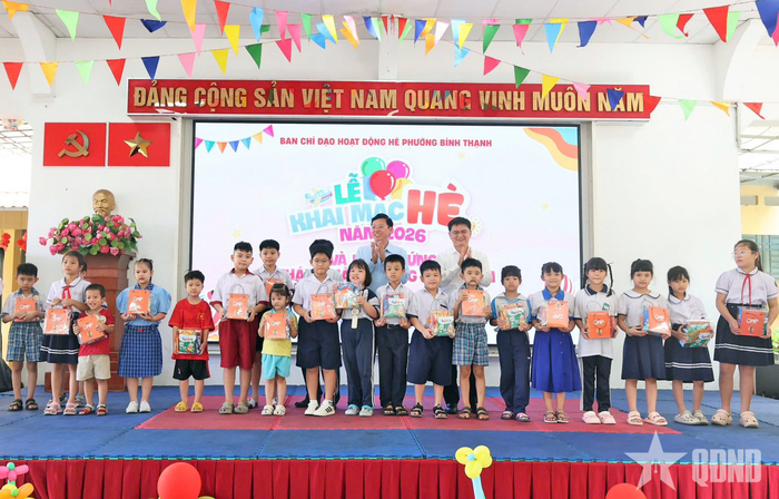 Lãnh đạo TP Hồ Chí Minh và phường Bình Thạnh trao quà tặng thiếu nhi tại chương trình.