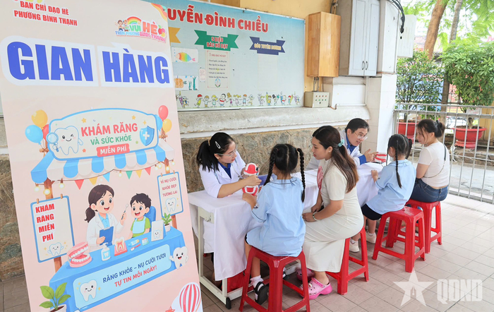 Gian hàng chăm sóc, khám sức khỏe miễn phí cho thiếu nhi.