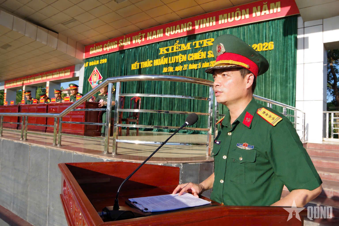  Đại tá Đinh Tuấn Anh, Lữ đoàn trưởng Lữ đoàn 299 quán triệt các nội dung, động viên bộ đội trước khi kiểm tra kết thúc huấn luyện chiến sĩ mới. 