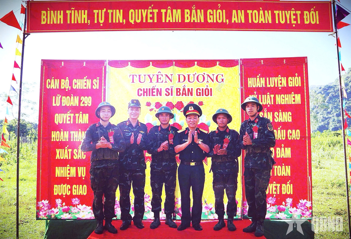  Thủ trưởng Cục Chính trị Quân đoàn 12 và chỉ huy Lữ đoàn 299 tặng hoa bắn giỏi cho chiến sĩ mới. 