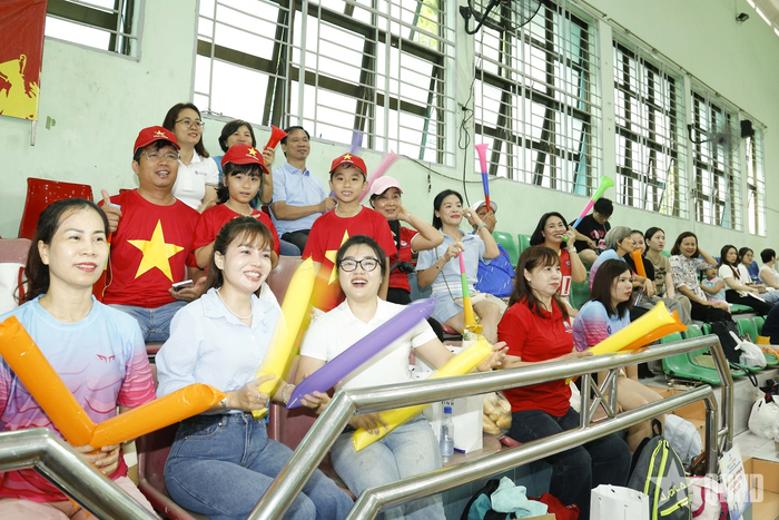 Đông đảo cổ động viên tới sân cổ vũ.