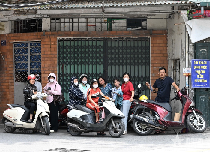 Phụ huynh chờ con thi môn Ngoại ngữ.