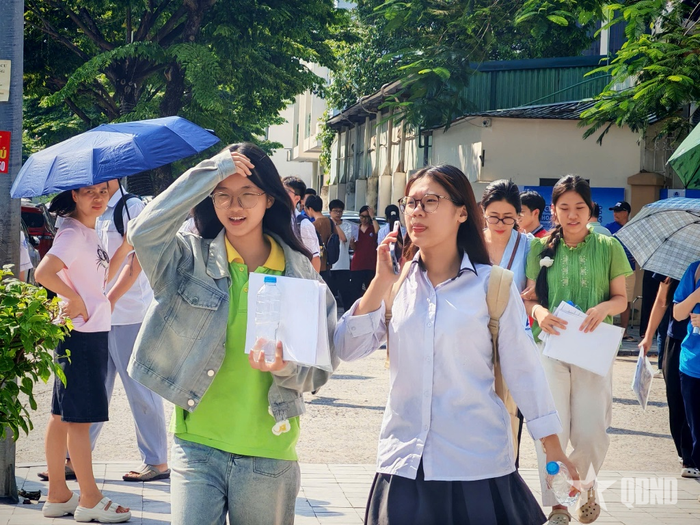 Học sinh tại điểm thi Trường THCS Lê Quý Đôn hoàn thành bài thi môn Ngoại ngữ. Ảnh: HỒNG QUANG