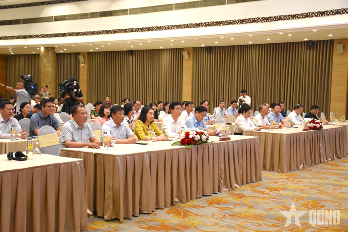 Các đại biểu dự họp báo.