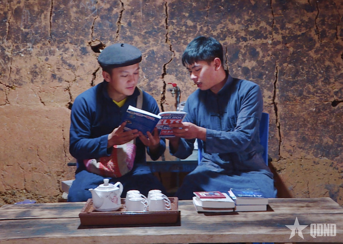 Lý Đức Duy (phải) được anh Sùng Mạnh Hùng giúp đỡ, đào tạo để trở thành người dẫn chương trình tại phố cổ Đồng Văn. Ảnh: ĐỨC TÍNH 