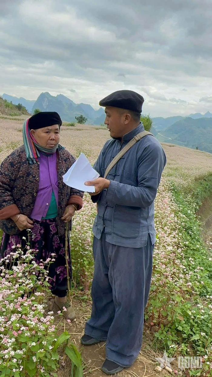 Một buổi tuyên truyền chính sách pháp luật tại các thôn bản xa của Sùng Mạnh Hùng.