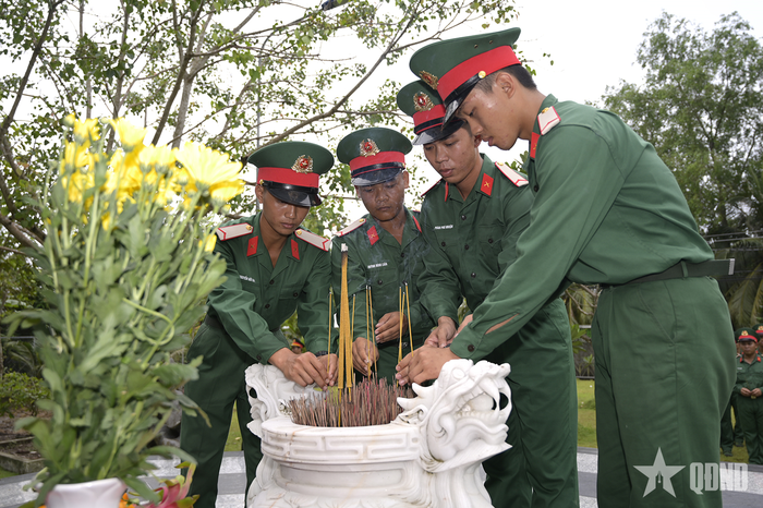 Cán bộ, chiến sĩ Tiểu đoàn 207, Trung đoàn 893 thắp hương tại Bia Lưu niệm Sở chỉ huy các LLVT tỉnh đội Rạch Giá (Khu lưu niệm lực lượng vũ trang tỉnh Kiên Giang).