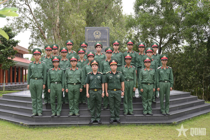  Cán bộ, chiến sĩ Tiểu đoàn 207, Trung đoàn 893 chụp ảnh tại Bia Lưu niệm Sở chỉ huy các LLVT tỉnh đội Rạch Giá (Khu lưu niệm lực lượng vũ trang tỉnh Kiên Giang). 