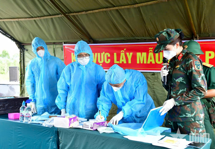 Thực hành quy trình lấy mẫu tại Nghĩa trang liệt sĩ xã Vĩnh Quang. 