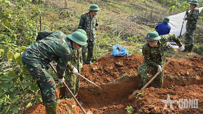  Dưới cái nắng chói chang nhưng không ai chùn bước.
