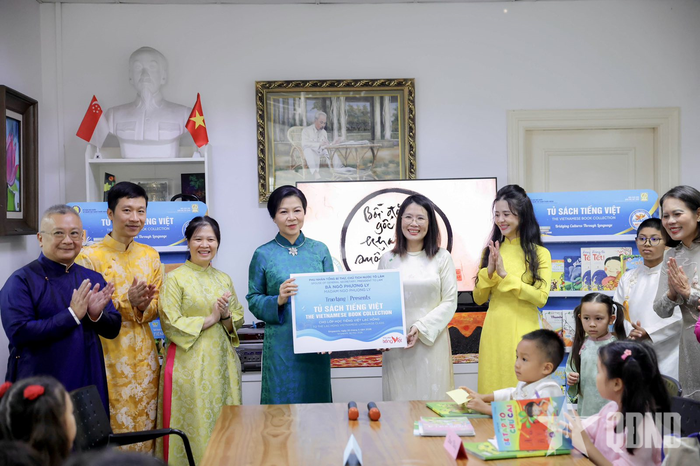 Phu nhân Tổng Bí thư, Chủ tịch nước Ngô Phương Ly thăm cô, trò của lớp tiếng Việt Lạc Hồng. ẢNH: NAM KHÁNH