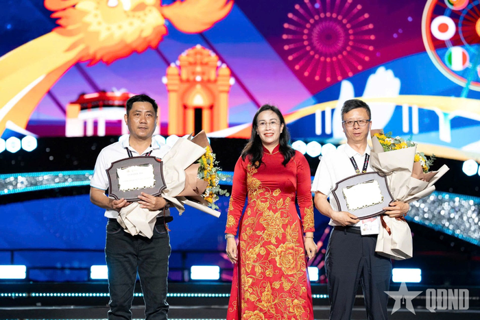 Đồng chí Nguyễn Thị Anh Thi, Phó chủ tịch UBND TP Đà Nẵng trao kỷ niệm chương tặng 2 đội thi. 