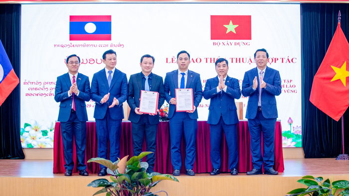  Tập đoàn Đèo Cả và PTL ký kết, trao văn kiện hợp tác nhằm thúc đẩy nghiên cứu, triển khai dự án đường sắt kết nối Việt Nam - Lào. 