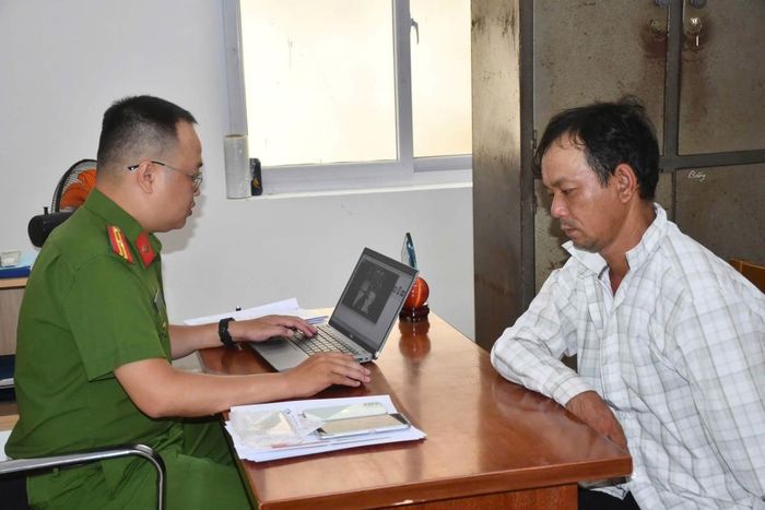 Cán bộ điều tra đấu tranh, lấy lời khai đối tượng Tạ Ngọc Danh.